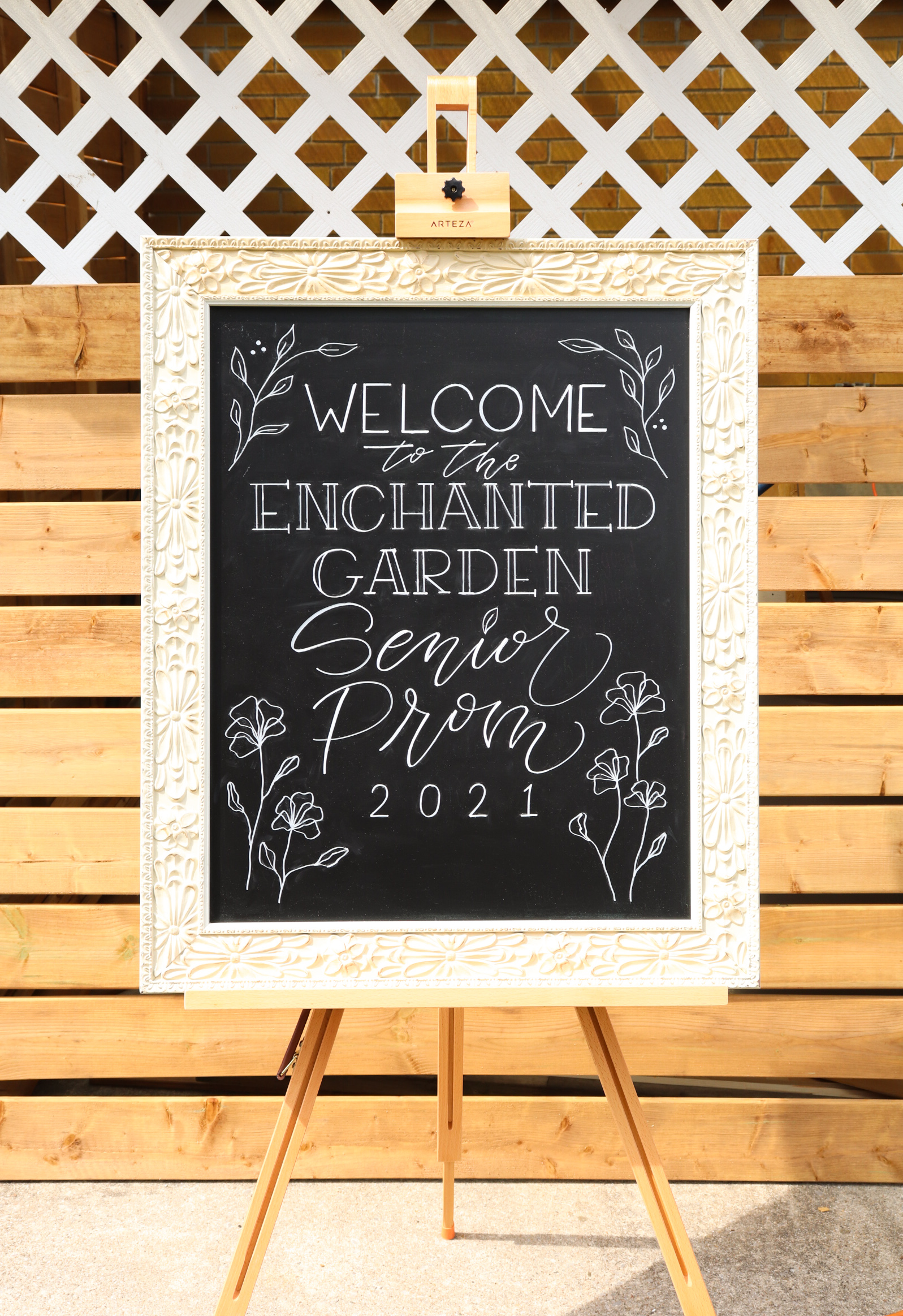 luuluu logo with black background